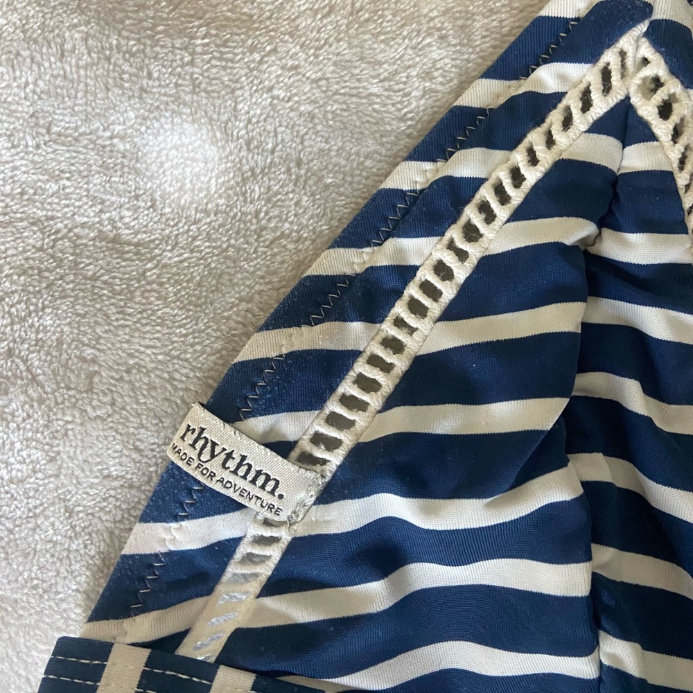 Rhythm bikini top size medium - Picture 2 of 2